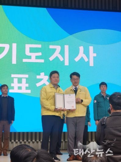 수원시와 경기도 관계자가 수상 후 기념사진을 촬영하고 있다.