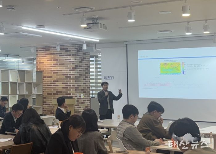 화성특례시가 31일 시민, 기업, 공공기관 관계자 등을 대상으로 탄소중립 역량강화 교육을 하고 있다