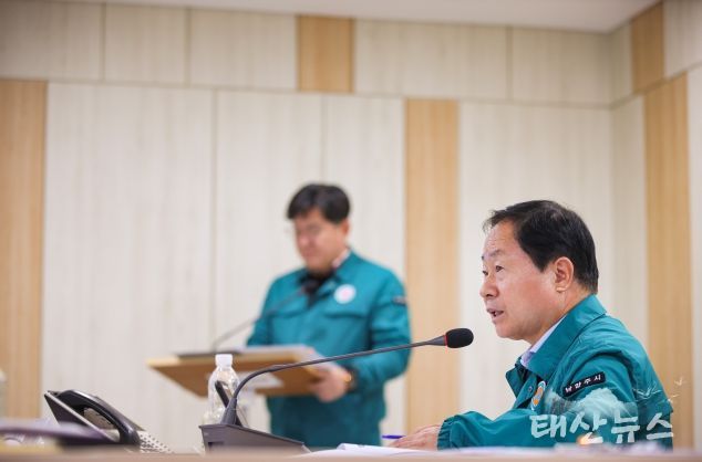 주광덕 시장이 재난상황실 토론훈련 현장을 지휘하고 있다.