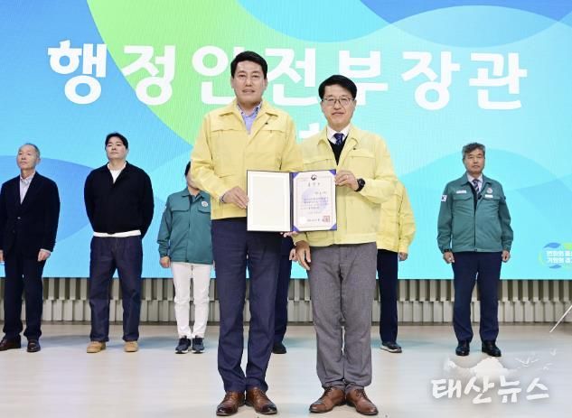 재난안전과장(왼쪽)과 경기도 행정2부지사가 표창 수상 후 기념 촬영을 하고 있다.