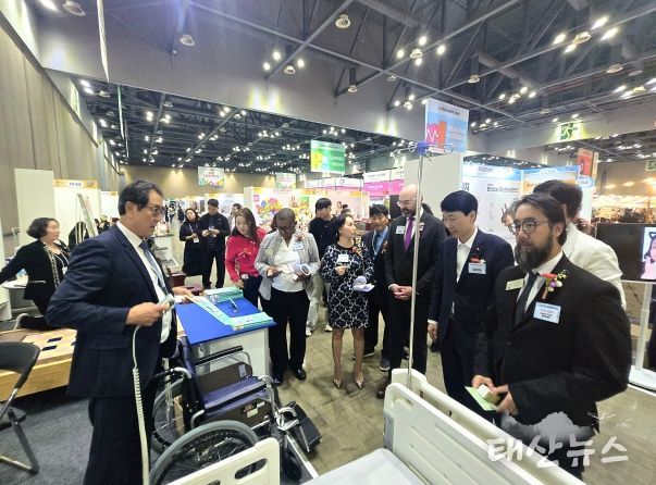 경상원 김민철 원장이 미국 조지아 경제사절단 등과 함께 '소공인 박람회' 참가사의 제품 설명을 듣고 있다.