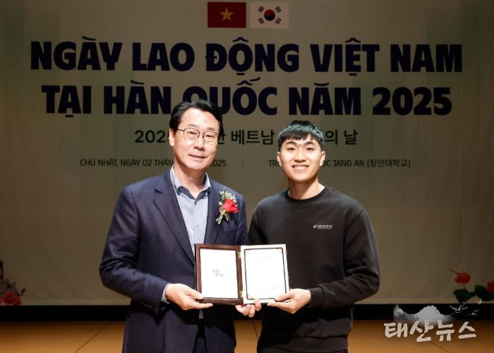 정명근 화성특례시장이 수상자와 함께 기념촬영을 하고있다