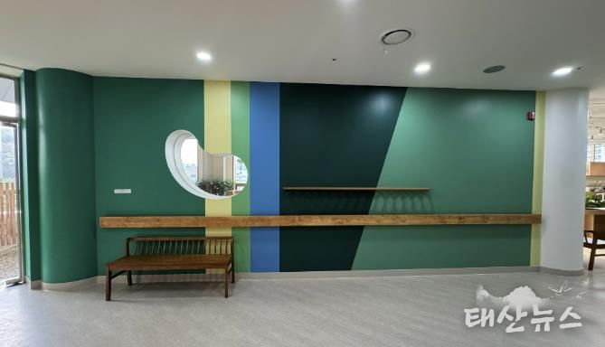 어르신 인지건강 증진을 위한 실내 다감각 정원 '소하담숲' 모습. 사진 오른편 내부 정원에서 왼편 외부 정원으로 나가는 복도의 벽을 자연의 색을 재해석한 색으로 칠했다.