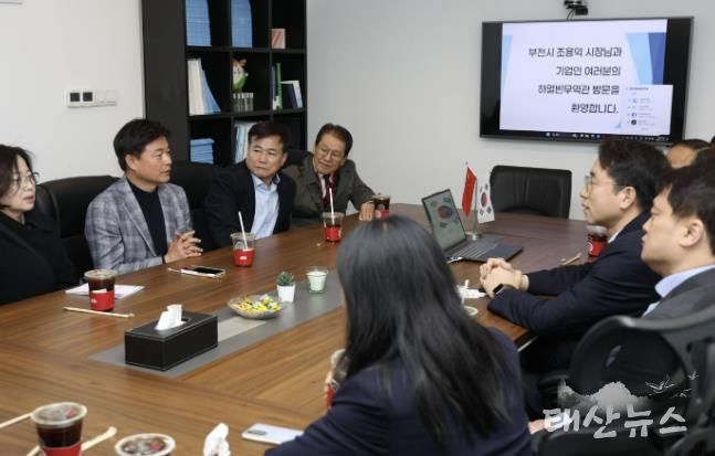 조용익 부천시장(윗줄 왼쪽 두번째)가 하얼빈 코트라무역관을 방문해 관내 기업 판로 개척에 대해 논의하고 있다.