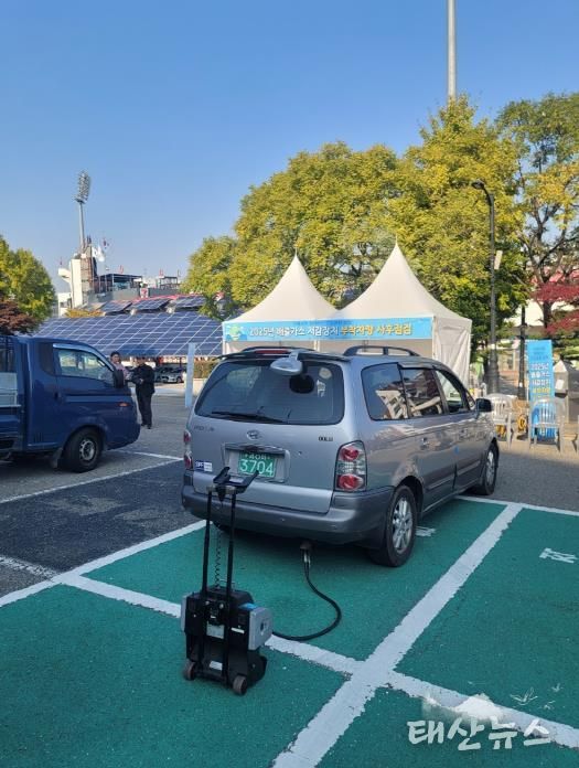 수원시와 수도권대기환경청·저감장치 제작사가 수원종합운동장에서 합동점검을 하고 있다.