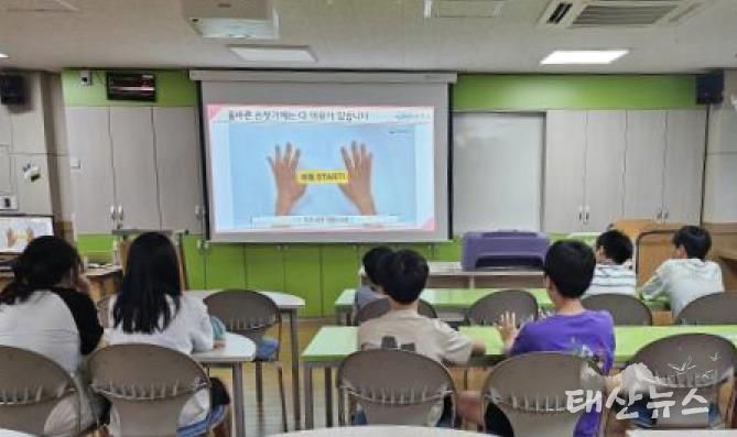 화성특례시가 관내 어린이들을 대상으로 손씻기 교육을 하고 있다