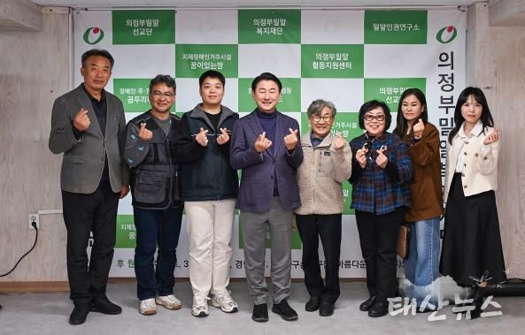 김동근 시장이 11월 4일 장애인직업재활시설 ‘드림랜드’에서 관계자들과 기념사진을 찍고 있다.