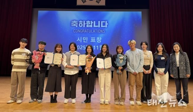 혁신나래연구단 우수과제 수상 팀이 수상 후, 기념사진을 촬영하고 있다.