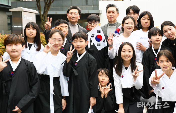 8일 수지구청에서 이상일 시장이 뮤지컬 ’13살 소녀의 이야기‘ 출연자들과 기념 사진을 촬영하고 있다