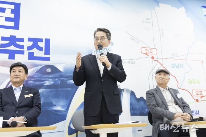 민생경제 현장투어에 나선 김동연 경기도지사가 16번째 방문지로 광주시를 찾아 경기 동남권의 교통혁신 사업인 ‘판교~오포 도시철도’의 신속한 추진 의지를 강조했다.
