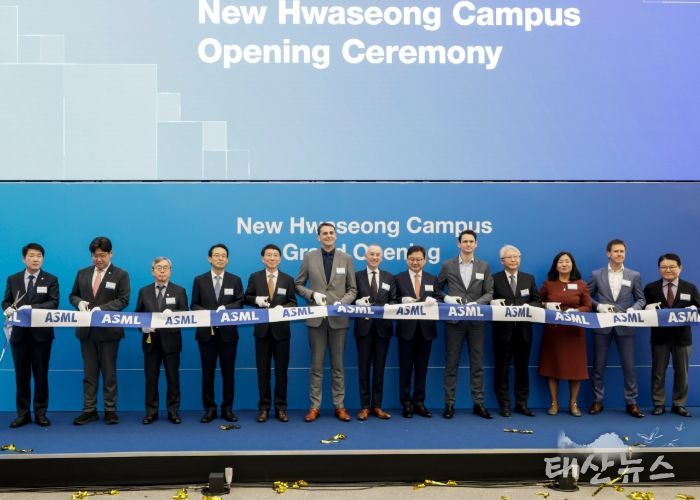 12일 ASML 화성뉴캠퍼스 준공식에서 주요 내빈들이 테이프 커팅을 하고 있다