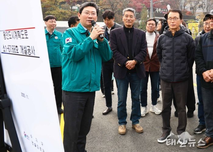 이상일 용인특례시장은 13일 고기동 노인회관과 관음사를 잇는 도시계획도로 소1-64·68호선 개통을 앞두고 현장을 점검했다