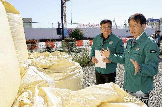 2025-2026 겨울도로 제설 대책 현장점검 중인 이동환 고양특례시장(오른쪽)