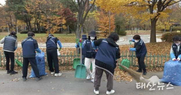 수원시 영통구 영통2동, 덕영대로 일대 낙엽 대청소 실시