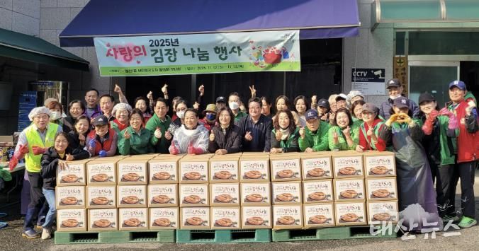 광명시 철산1동 새마을부녀회(회장 박현자)와 새마을협의회(회장 신현수)는 지난 12일부터 13일까지 이틀간 철산1동 행정복지센터 앞 주차장에서 ‘겨울맞이 사랑의 김장나누기 행사’를 실시했다.