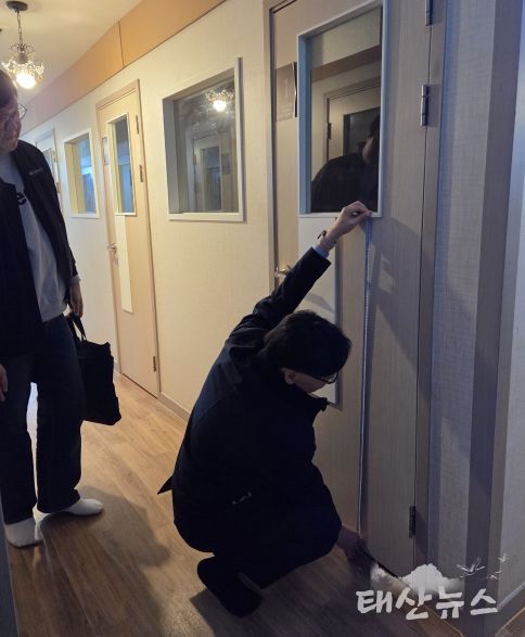 수원특례시, 유관기관 관계자들이 신종·변종 룸카페를 대상으로 합동점검을 진행하고 있다.