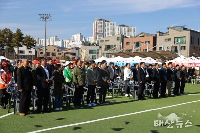 동탄9동 체육대회에 개회에 앞서 차성훈 동탄출장소장과 배정수 호성특례시 의회 의장 등 내빈과 참가자들이 국민의례를 하고 있다