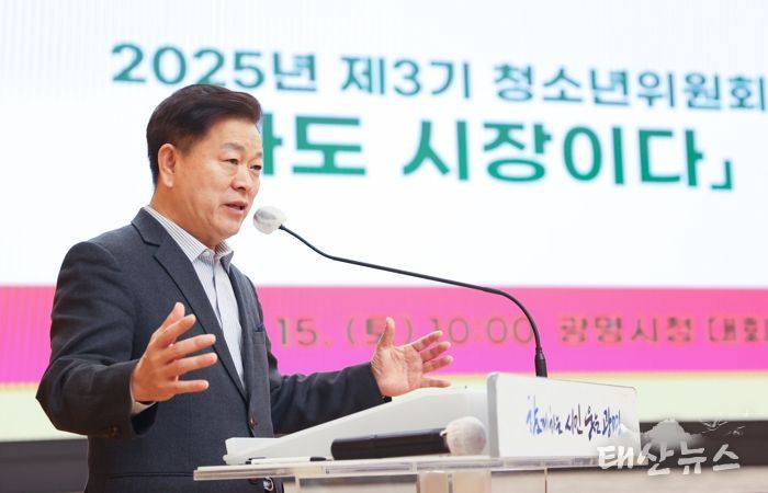 박승원 광명시장이 지난 15일 시청 대회의실에서 개최한 청소년 정책제안 보고회 '나도 시장이다'에 참석해 인사말을 하고 있다.