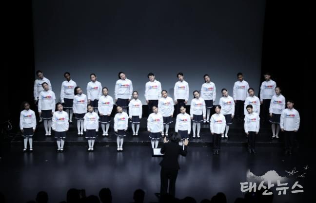 안산시 세계소년소녀합창단이 15일 소극장 보노마루에서 열린 ‘제15회 정기연주회’ 무대에서 합창을 하고 있다.