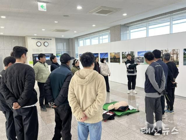 도라전망대 로비에서 직원들을 대상으로 심폐소생술 및 응급처치 교육진행