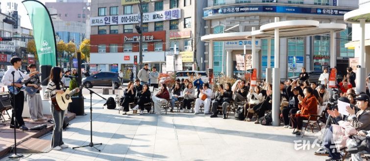 이천시 분수대오거리서 ‘수험생 응원 버스킹’ 열려
