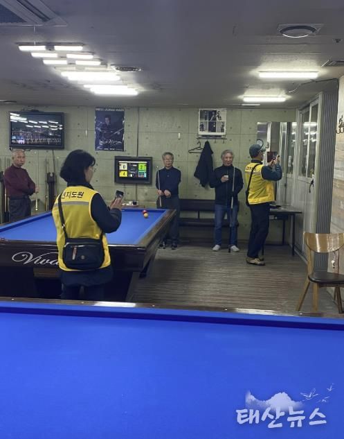 담당 공무원과 금연 지도원이 합동 단속을 하고 있다.