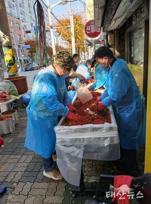 의정부시 가능동 가재울적십자봉사회, 취약계층 위한 김장김치 기탁