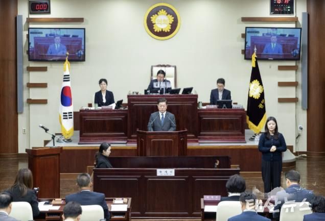 박승원 광명시장이 19일 '제 297회 광명시의회 제2차 정례회'에서 시정연설을 하고 있다.