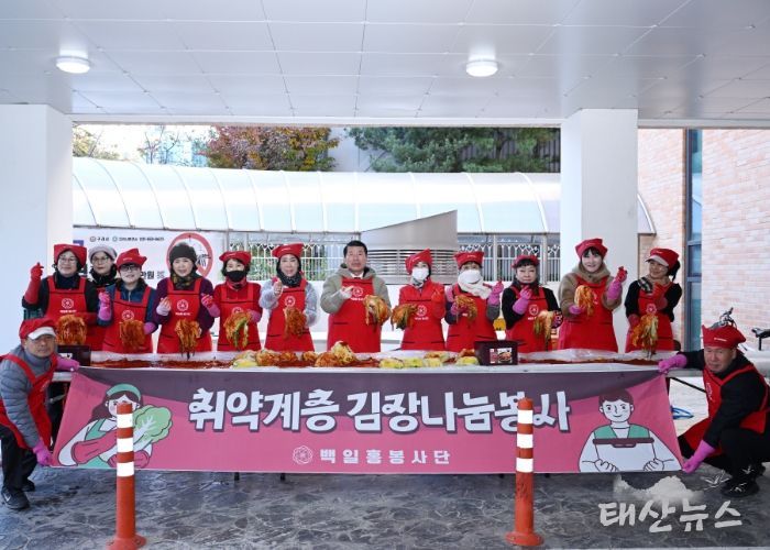 추운 날씨에도 백일홍봉사단 단원들이 인창동 행정복지센터에서 김장하고 있다.