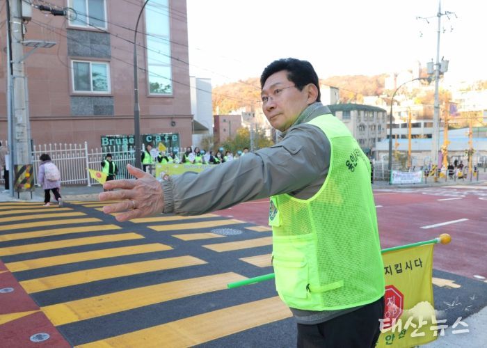 19일 교동초 앞에서 이상일 시장이 교통지도 봉사를 하고 있다