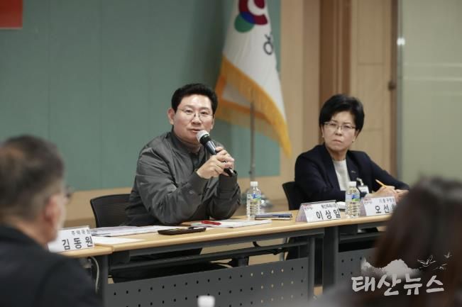 이상일 용인특례시장이 19일 기흥구청 다목적홀에서 ‘입주대표의회의 소통콘서트’를 열고 시민과 현안에 대해 이야기를 나누고 있다.