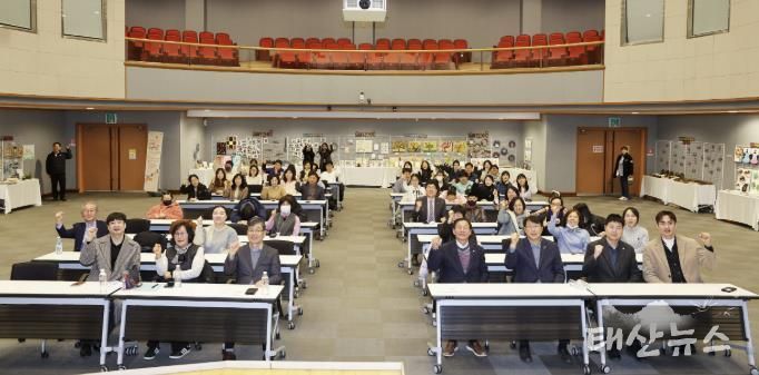 장애인 학습자들이 18일 안산문화예술의전당 국제회의장에서 ‘안산시 장애인 평생학습 성과공유회’를 진행하고 있다.