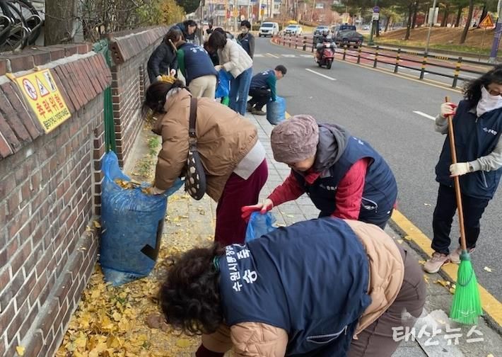 수원시 장안구 송죽동, 주민 안전과 환경 개선 위한 이면도로 낙엽 청소