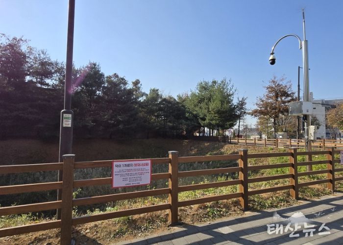 고양시 일산서구, 덕이 제1저류지 노후 안전휀스 교체- 도시미관 고려, 목재 울타리 형태로 재설치…2011년 설치 이후 14년 만에 새 단장