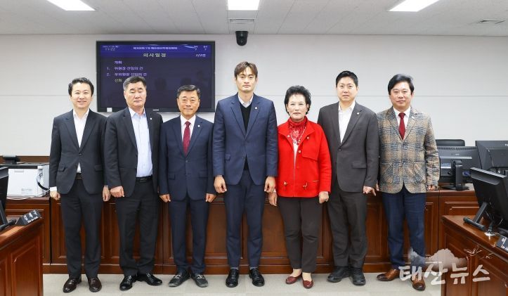 안산시의회가 24일 제300회 제2차 정례회 예산결산특별위원회 구성과 예산결산특별위원회 위원장 및 부위원장 선출을 마쳤다. 사진 왼쪽부터 송바우나 유재수 김재국 위원, 선현우 위원장 이진분 부위원장 최찬규 한갑수 위원의 모습