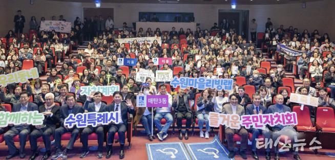 행사 참석자들이 단체 사진을 촬영하고 있다.