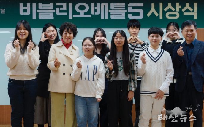 시상식에서 안필연 대표이사(좌측 세번째), 정구선 도서관본부장(우측 첫 번째)이 수상자들과 포즈를 취하고 있다.