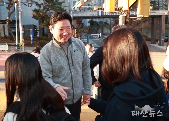 이상일 용인특례시장은 28일 상현초 교통지도 봉사에 참여해 통학로 안전을 점검했다