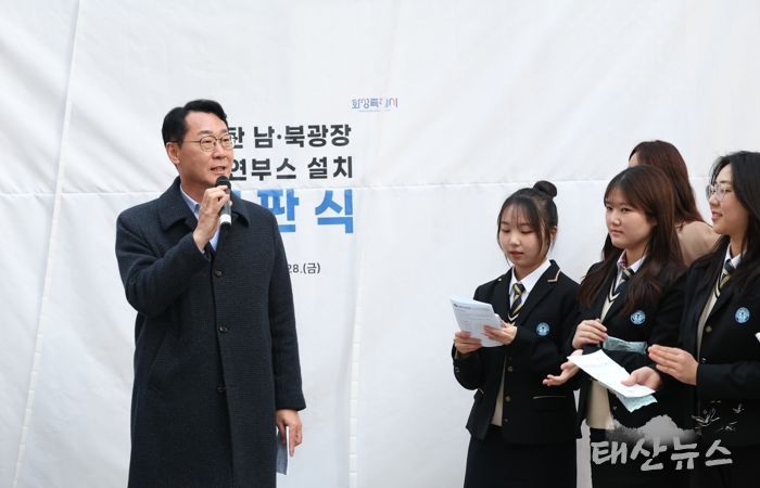 정명근 화성특례시장이 학생들과 흡연부스 설치에 따라 정화된 거리 환경에 대해 이야기 하고 있다