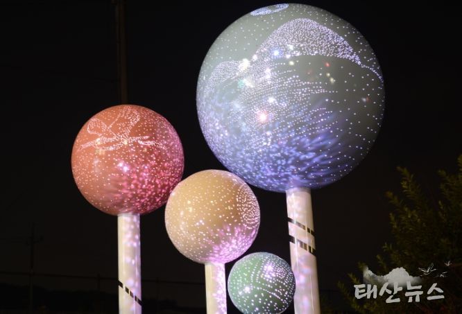 심학산 빛의 거리에 설치된 미디어아트 조형물