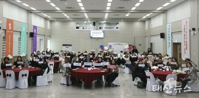 김영식 복지국장(맨 앞줄 왼쪽 일곱번째)이 2일 안산시청 대회의실에서 장애인 권익 옹호업소 ‘오소가게’ 상점주들과 간담회를 진행하고 함께 기념촬영을 하고 있다.