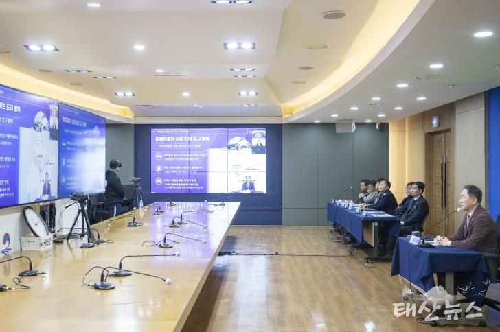 KAIST 전체 학과장 회의에 원격으로 참석한 정장선 시장이 평택시 주요 현안을 설명하고 있다.