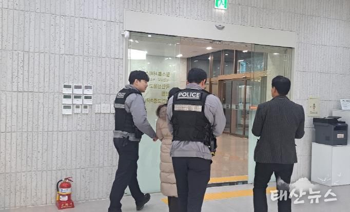 수원시가 ‘악성·반복 민원 대응 모의훈련’을 하고 있다.