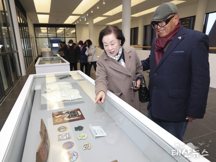 3일 열린 매향리평화기념관 제1회 기증자의 날 행사에서 참석자들이 특별 전시를 관람하고 있다