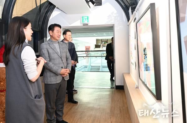 김동근 시장이 12월 4일 본관‧제1별관 연결통로에 마련된 ‘시민갤러리’ 전시 현장을 둘러보고 있다.