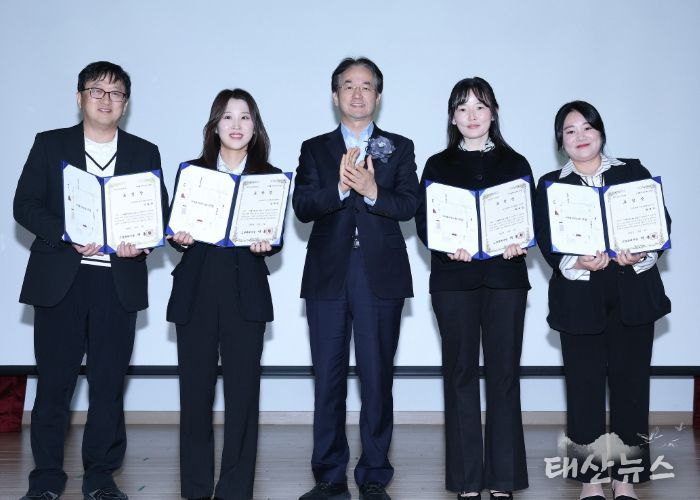 ‘2025년 사업보고회’보육유공자 표창 수상자 기념촬영