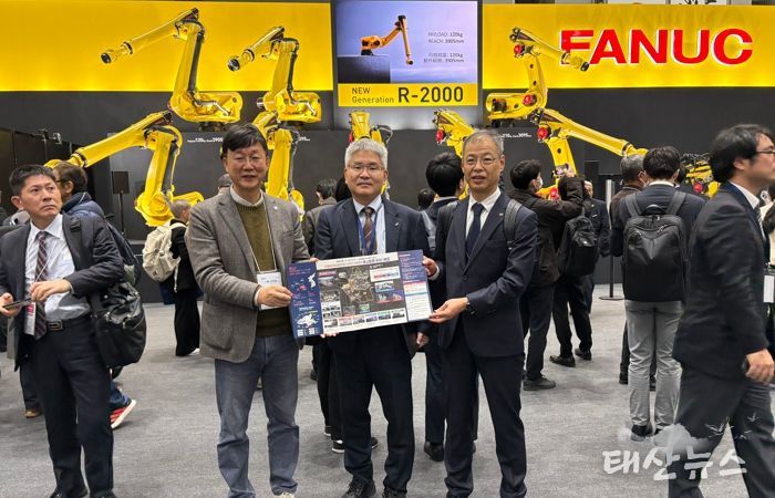 이민근 안산시장(왼쪽 첫번째)이 5일 ‘2025 도쿄 국제로봇 전시회(iREX 2025)’에 참석, 현지 로봇 기업 '화낙' 관계자들을 만나 ASV지구 홍보와 투자유치 활동을 펼치고 있다.