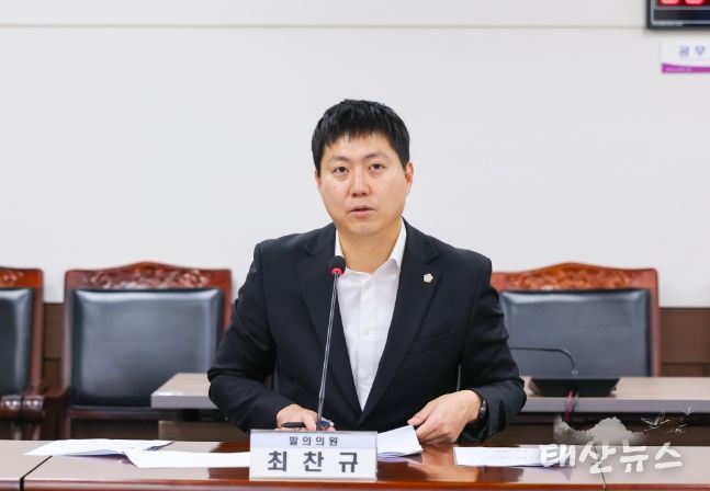 최찬규 의원이 지난달 25일 제300회 제2차 정례회 문화복지위원회에서 자신이 대표 발의한‘안산시 무장애 도시 조성 조례안’에 대해 설명하고 있다.