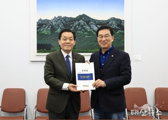 이재준 수원시장(왼쪽)이 신정훈 국회 행정안전위원장에게 건의문을 전달하고 있다.