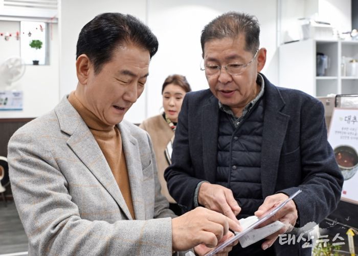 김동근 시장이 12월 11일 시청 내 아름드리카페에서 열린 ‘2025년 세움공동체 후원마당’에 참여해 식료품 목록을 살펴보고 있다.